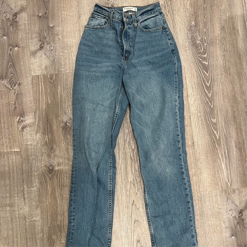abercrombie & fitch 90's straight ultra high rise size 4 regular
model- 5'3
